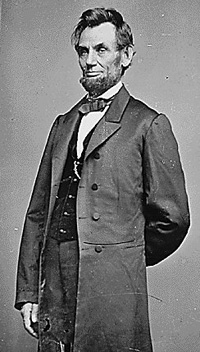 Photo of Abraham Lincoln in suit and tie.