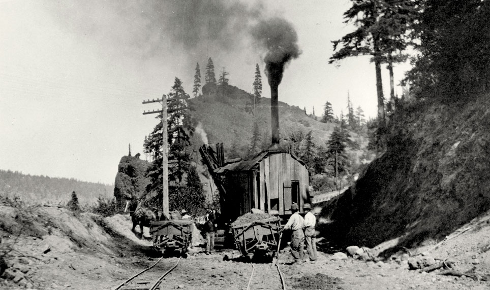 A steam shovel in use in 1915