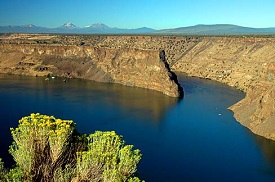 Lake Billy Chinook lies in a canyon. The shoreline is bare of vegitation.