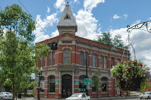 Two-story building occupying the northeast corner of a block. Stucco-faced brick building in the High Victorian Intalianate style.