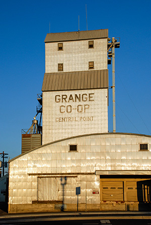A grain elevator with the words Grange Co-Op Central Point written on the side.