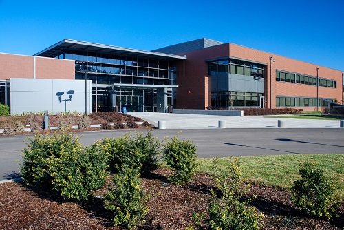 A mid‑20th‑century institutional office building on a spacious, landscaped campus southeast of Salem.