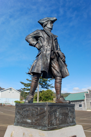 Statue of Robert Gray dressed in traditional garb of 18th-century sea captain, with a tri-cornered hat, big buckle shoes and a spyglass.